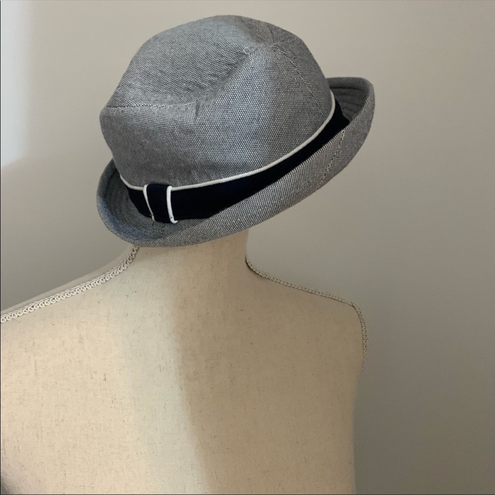 The children place kids hat